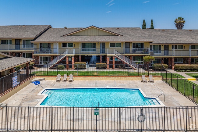 Pool - Parkview Apartments