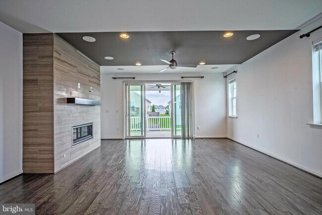 Building Photo - 557 Town Run Ln