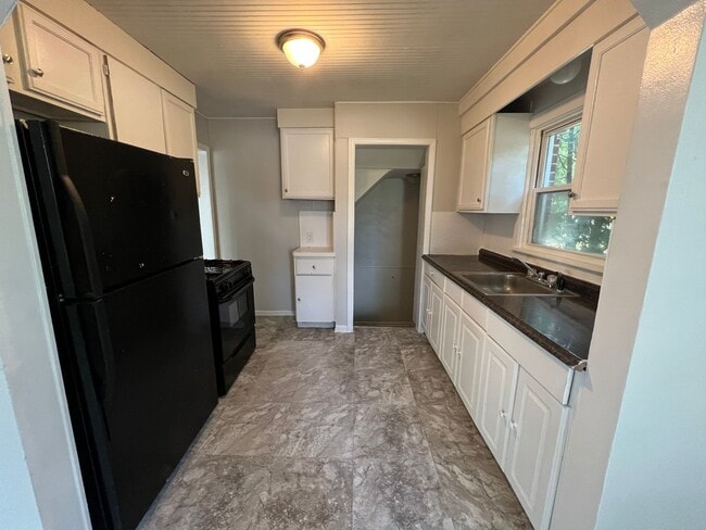 Building Photo - Charming 4-Bedroom brick Bungalow with Mod...