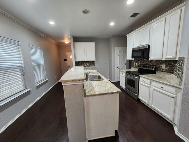 Building Photo - Spacious 3 Bedroom/2.5 Bath Home