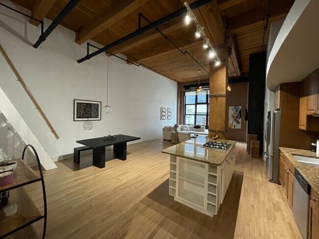Building Photo - 360 W Illinois St