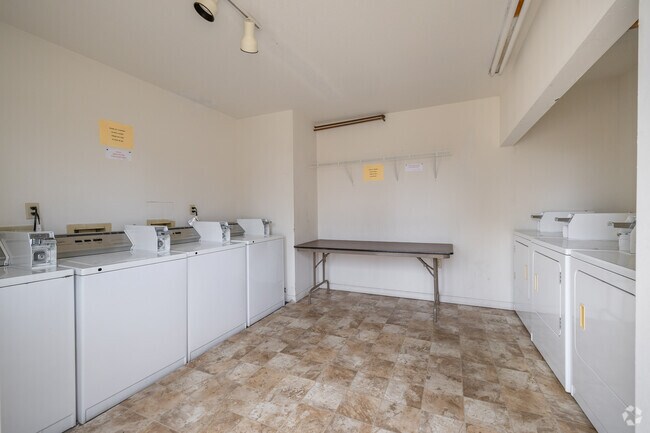 Centro de lavandería - Trails West Apartments