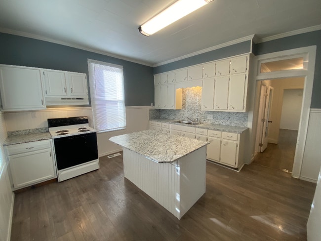 Building Photo - 412 E 7th St