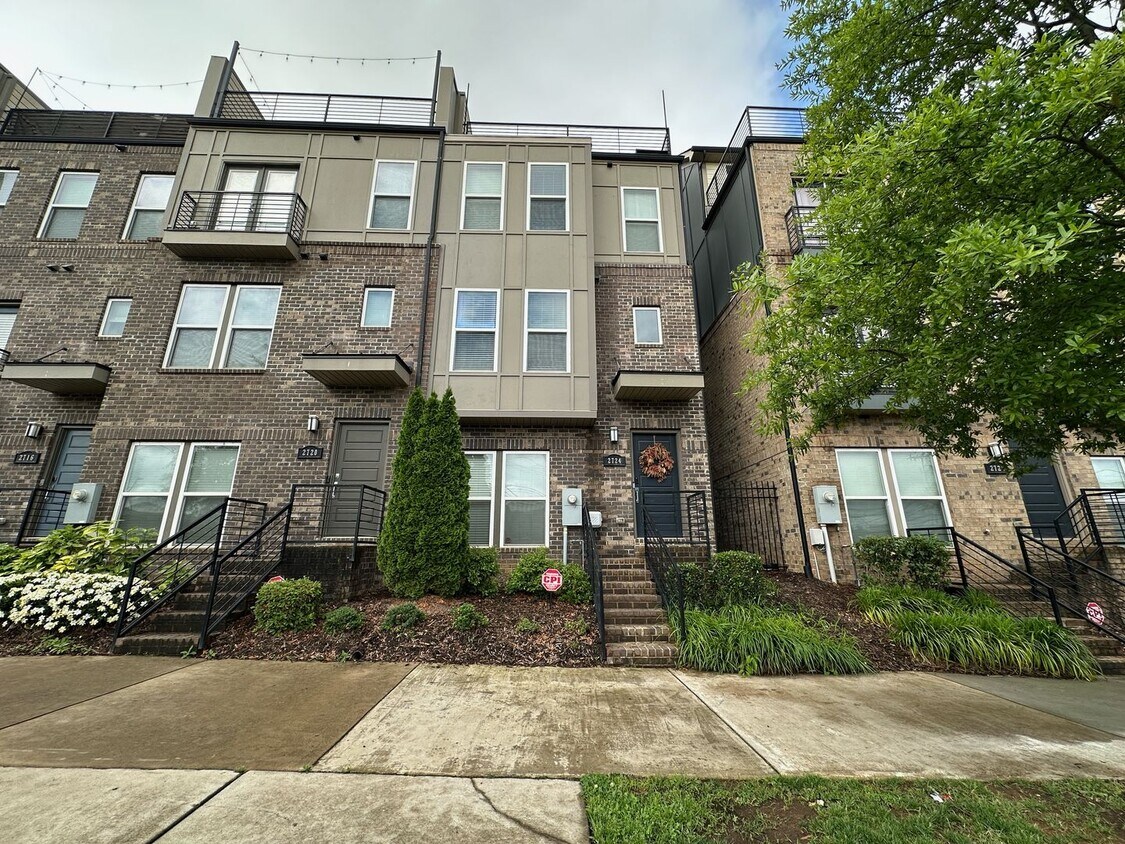 Building Photo - Stunning Townhome With Skyline Views!