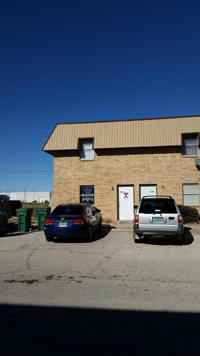 Building Photo - 512 W Kiowa Ave