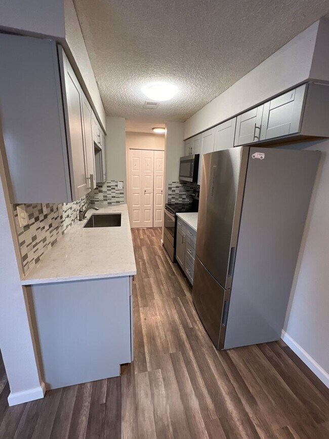 Foto del edificio - Recently Renovated 2 bedroom 1 bath Garden...