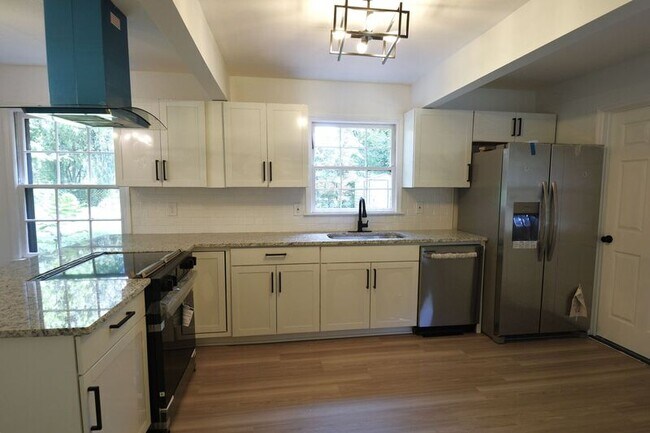 Building Photo - 2819 Broadview Dr NW