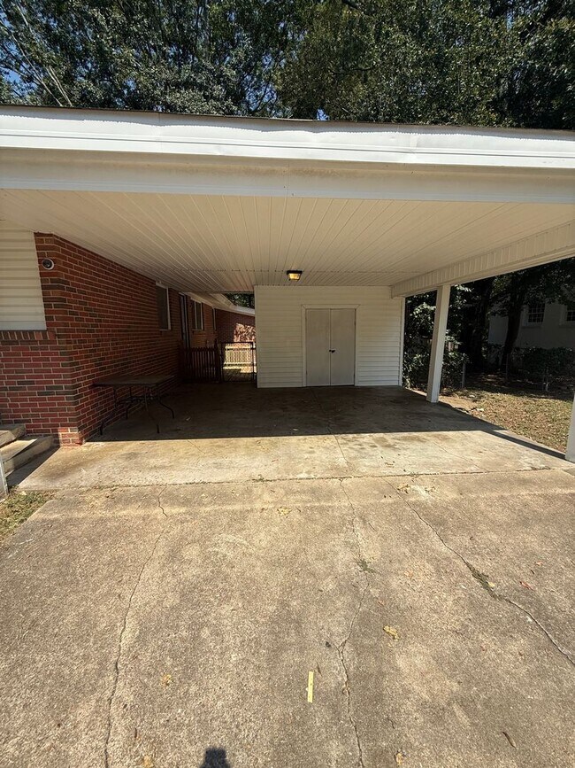 Foto del edificio - ** 3 Bed 2 Bath located off Perry Hill rd ...