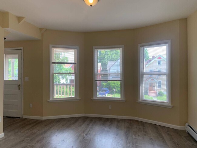 Building Photo - 232 Mansion St