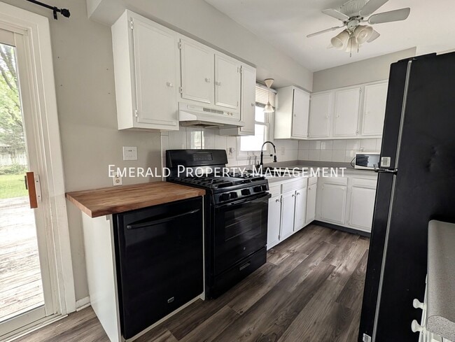 Foto del edificio - 8224 Scott Ln