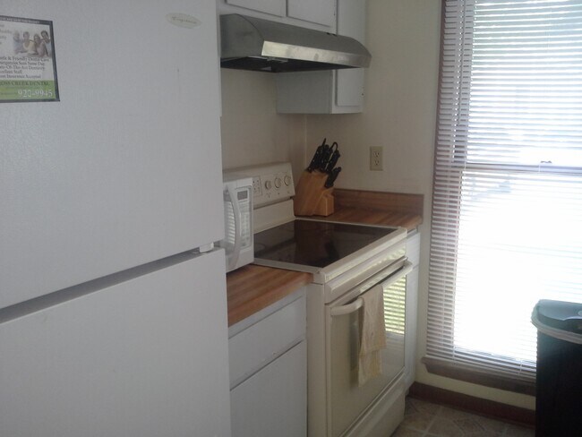 Kitchen - 7057 Candlewood Dr