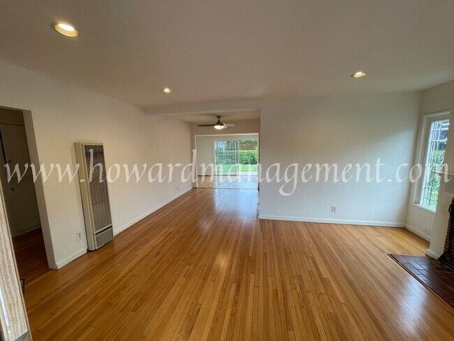 Foto del edificio - Beautiful Home On Corner Lot With Large Ba...