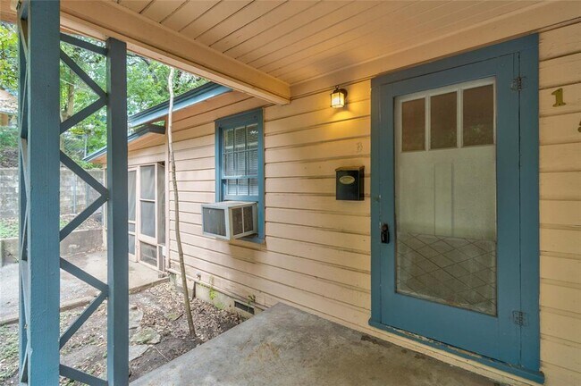 Building Photo - 1506 East Side Dr