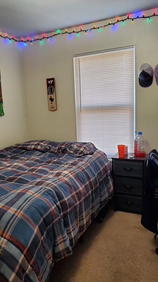 4 bedrooms with enough space for a queen bed and a desk - 200 Pheasant Run Dr