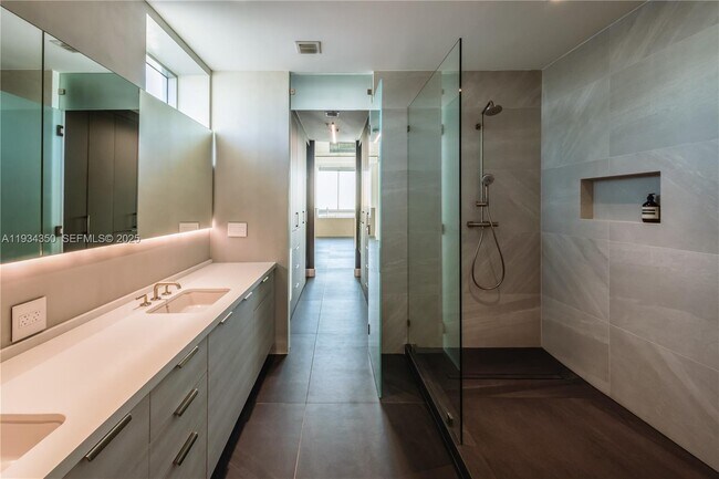 Foto del edificio - 7934 West Dr