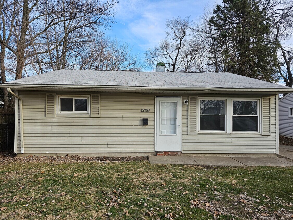 Primary Photo - 3 bedroom ranch house FOR RENT