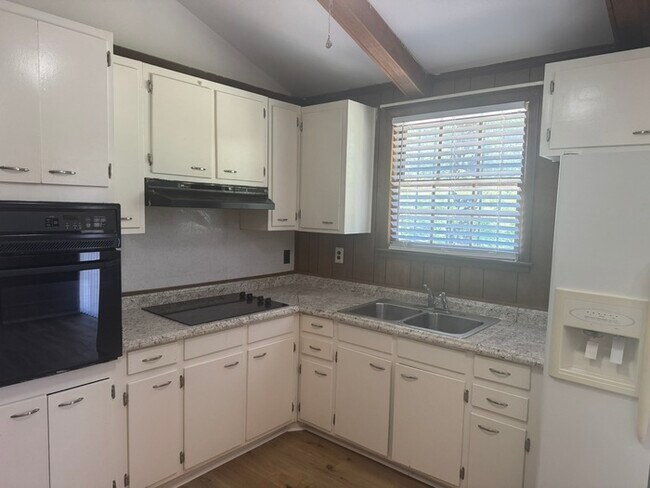 Building Photo - 3004 Lytle Dr
