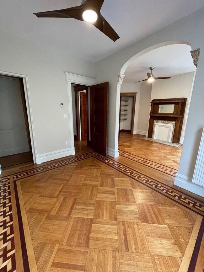 Foto del edificio - Renovated 3 Bedroom 2 Bathroom House Across From The Park