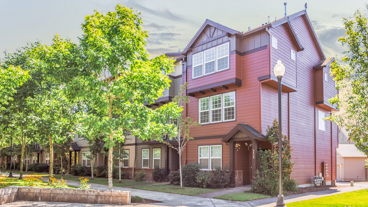 Foto principal - *Large Hillsboro 4 Bedroom Townhome Availa...