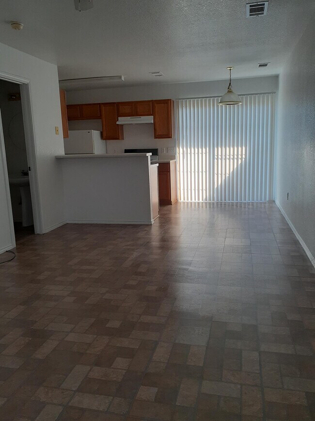Foto del edificio - 2100 South W S Young Drive