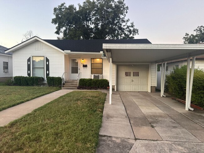 Foto del edificio - CUTE!!! 2 Bedroom 1 Bath Cute Home with Beautiful Landscaping and Garage