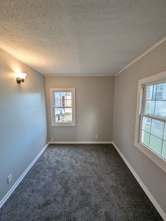 Building Photo - 2 bedroom 1 bath home. NOW ACCEPTING SECTI...