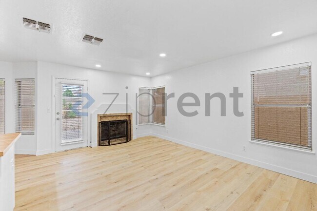 Building Photo - Unit
