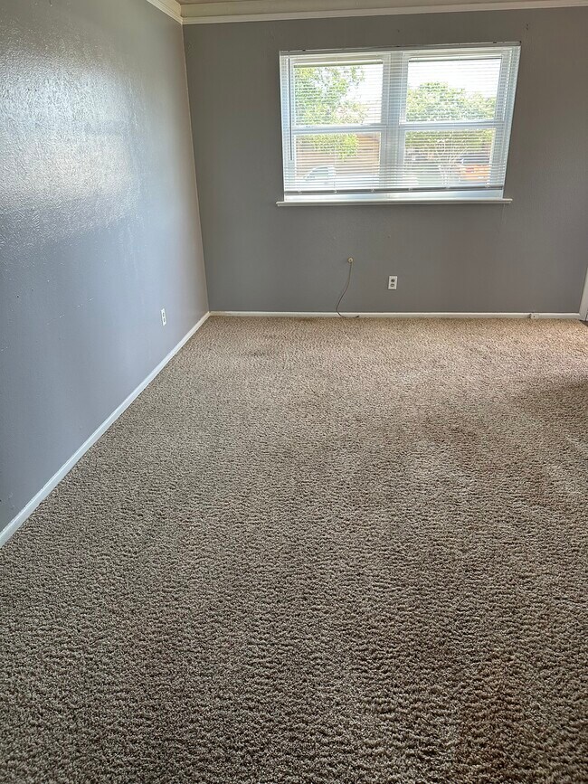 Foto del edificio - 4034 Hooper Dr