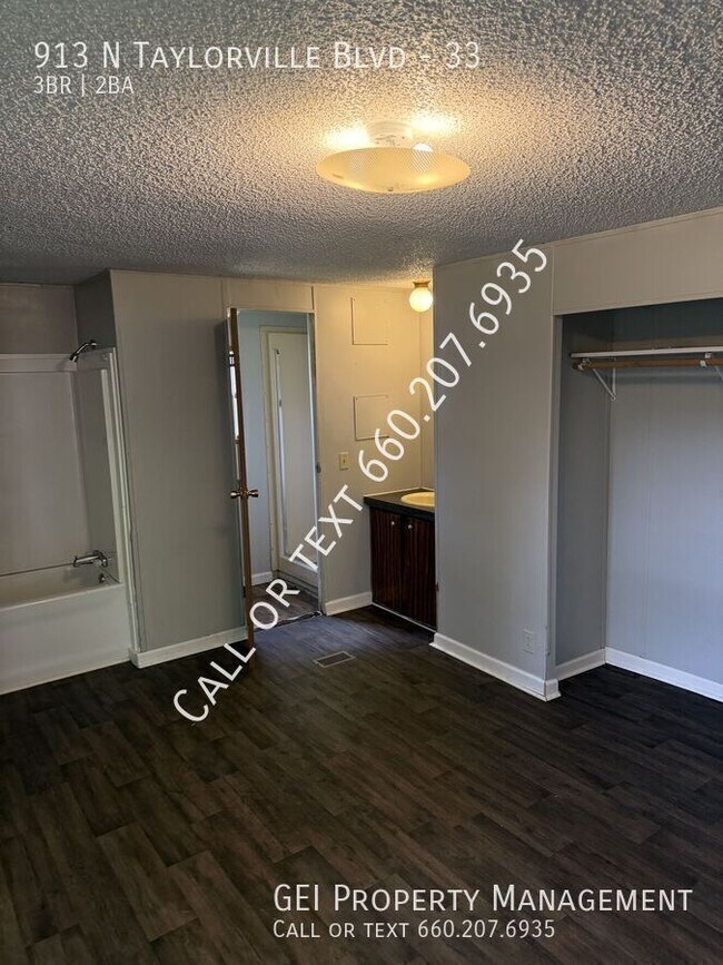 Building Photo - 913 N Taylorville Blvd