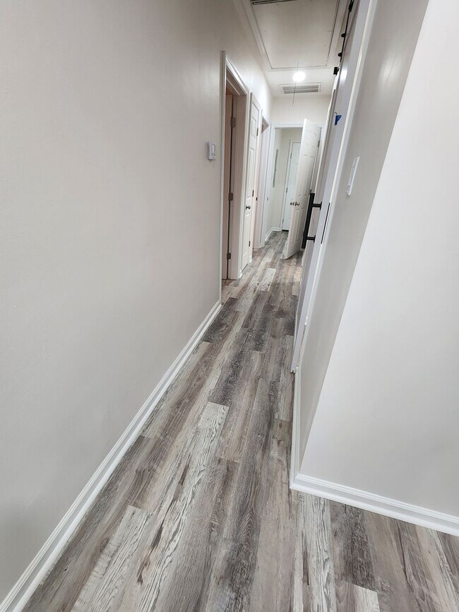 Foto del edificio - Beautifully remodeled duplex near Naval St...