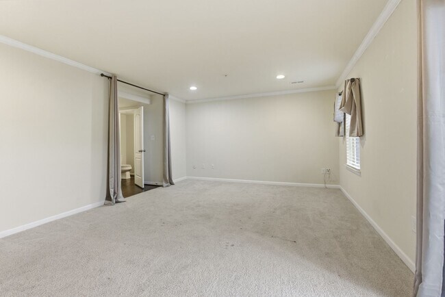 Building Photo - Lovely 3 BR/2 Full BA & 2 Half BA Townhome in Elkridge!