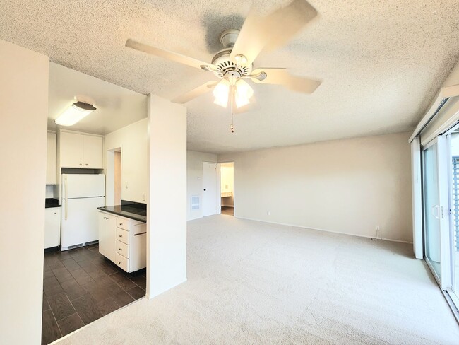 Building Photo - Top floor Woodlake condo, corner location