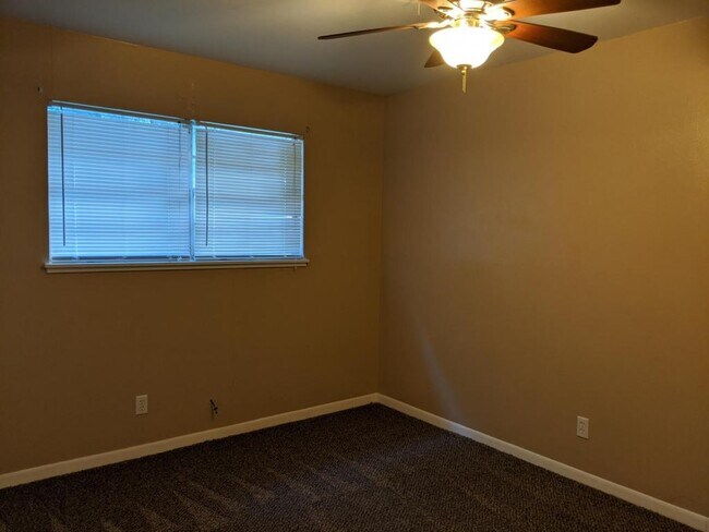 Foto del edificio - 1302 Eleanor Dr