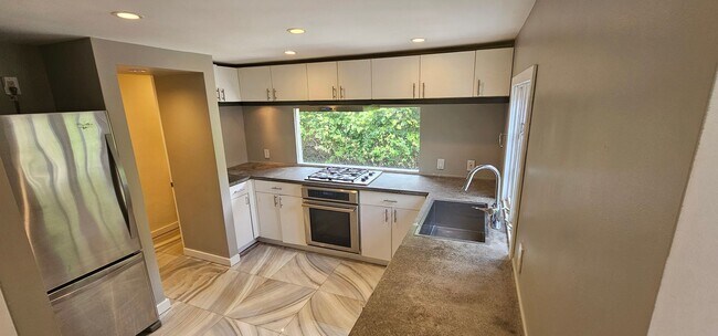 Foto del edificio - Amazing House with Large Lot in Franklin Village