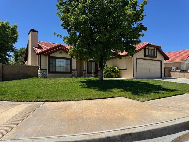 Building Photo - Gorgeous Remodeled 3+2 - $2800