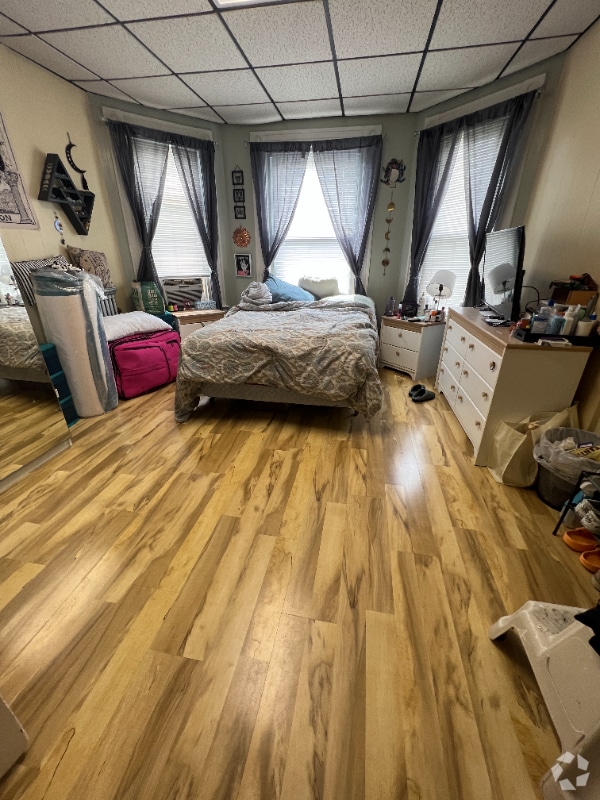 Northern Edgewood Apartments for Rent with Hardwood Floors Cranston