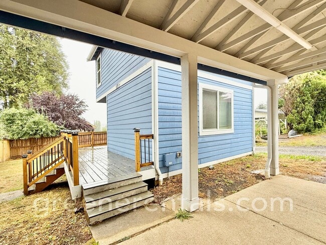 Foto del edificio - Modern 1-Bedroom Home with Yard, Deck & Ca...