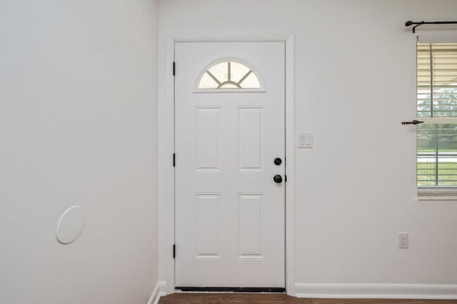 Building Photo - Central 4 bedroom in Niceville!