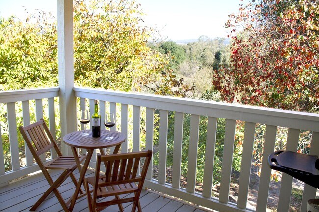 Foto del edificio - Beautiful and Quiet Upstairs 2 Bedroom 2 Bath Apartment with Wonderful Views