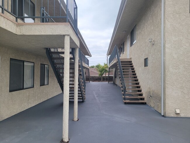 Building Photo - 1 Bedroom / 1 Bath Apt Located In Hawthorn...