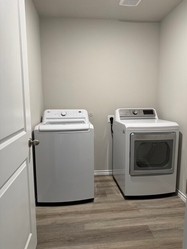 Foto del edificio - 233 Cal Ford Dr