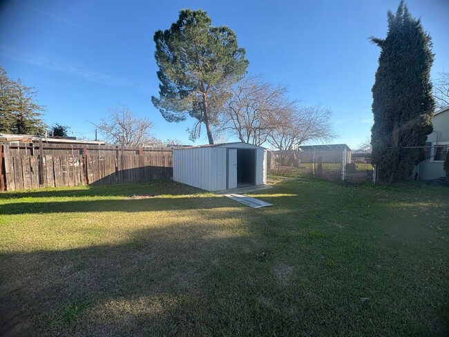 Building Photo - Move In Special 1/2 off 1st month