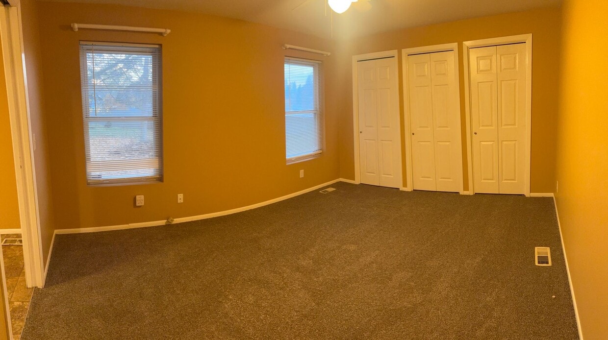 Primary Photo - $1,950 / - 1800ft2 - 4BR, 2BA Cute North s...