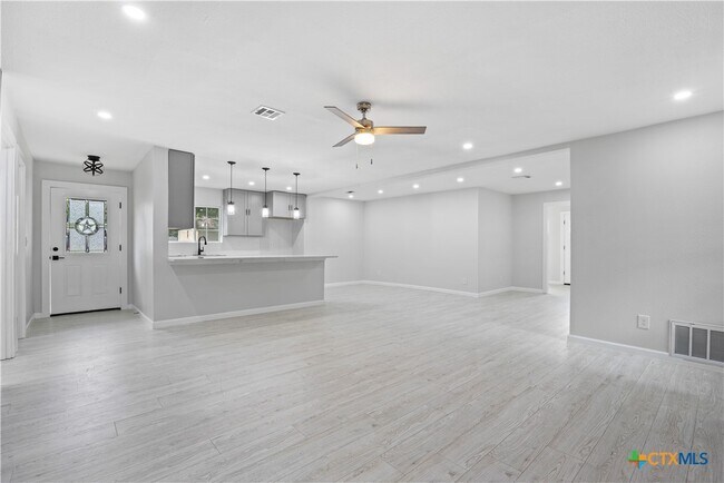 Building Photo - 321 Crescent Dr