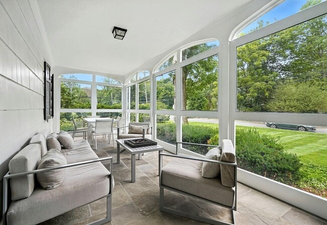 Foto del edificio - 192 Fox Meadow Rd