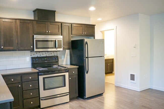 Building Photo - Contemporary Top-Floor Corner 2 Bedroom w/...