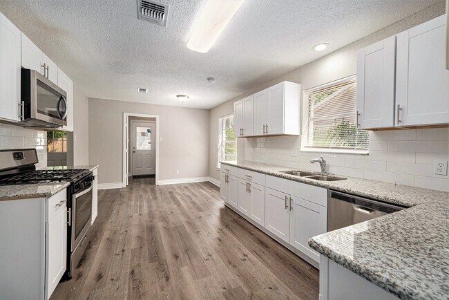 Building Photo - 2078 Shadow Rock Dr