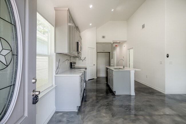 Building Photo - 837 Queenswood St