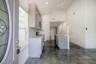 Building Photo - 837 Queenswood St