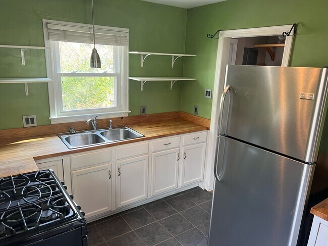Building Photo - 2 bedroom, 1 bathroom single family home